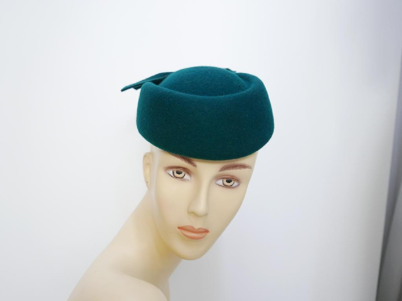 Tatiana butelkowa zieleń toczek w kształcie furażerki