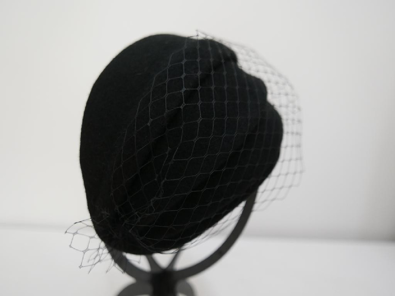 Natalia, czarny half-hat filcowy z woalką model retro