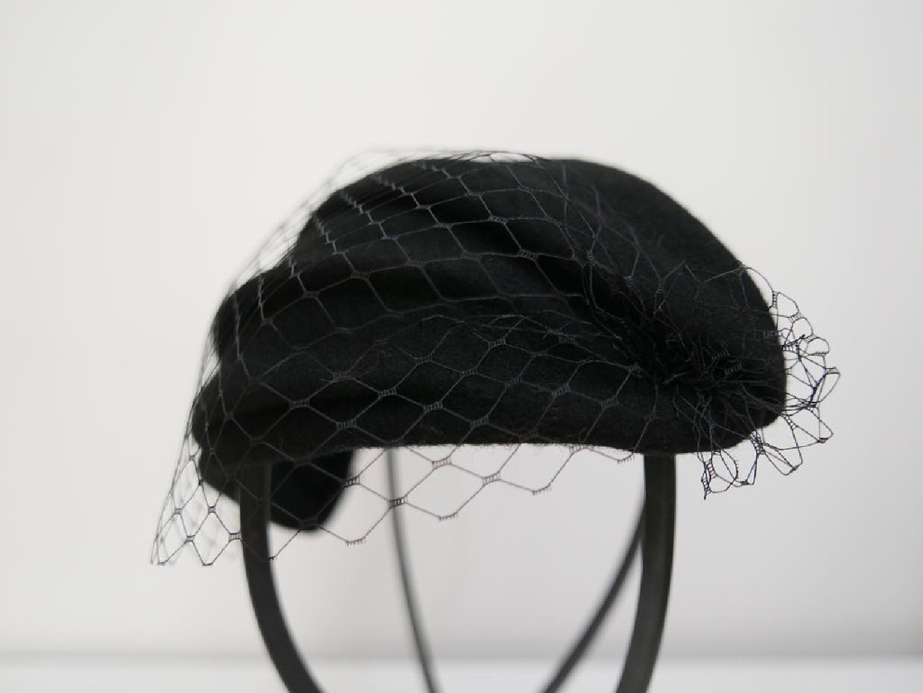 Natalia, czarny half-hat filcowy z woalką model retro
