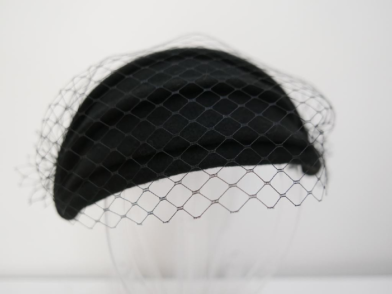 Natalia, czarny half-hat filcowy z woalką model retro