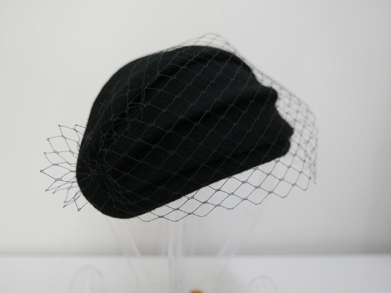 Natalia, czarny half-hat filcowy z woalką model retro