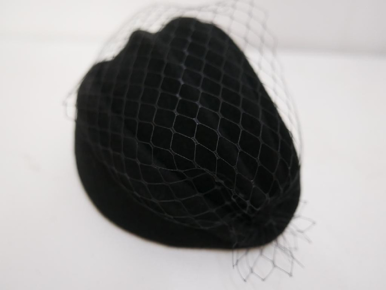 Natalia, czarny half-hat filcowy z woalką model retro