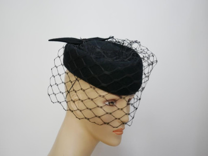 Tonya czarny toczek z woalką na twarz