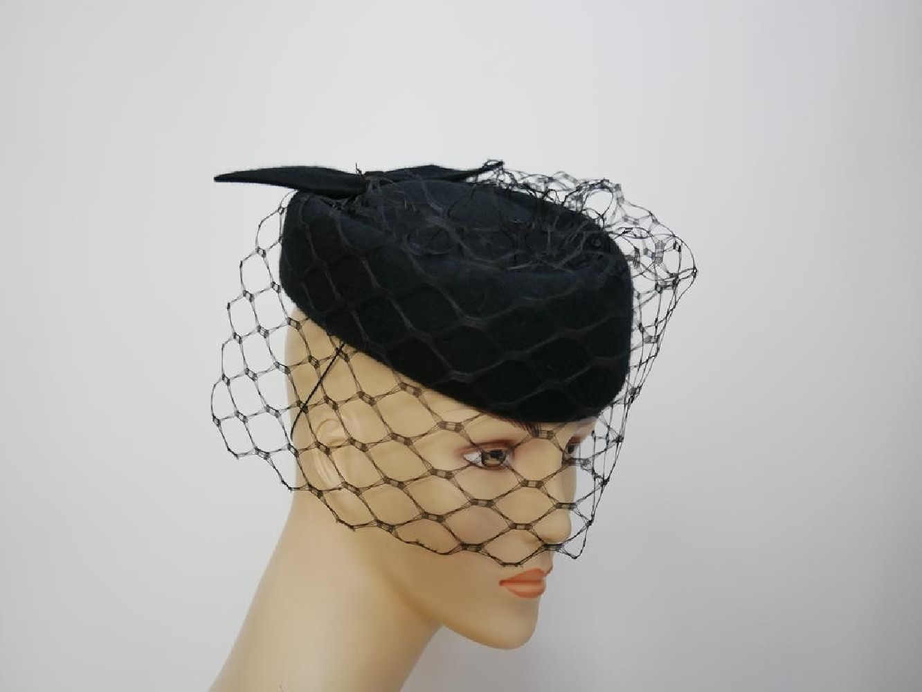 Tonya czarny toczek z woalką na twarz