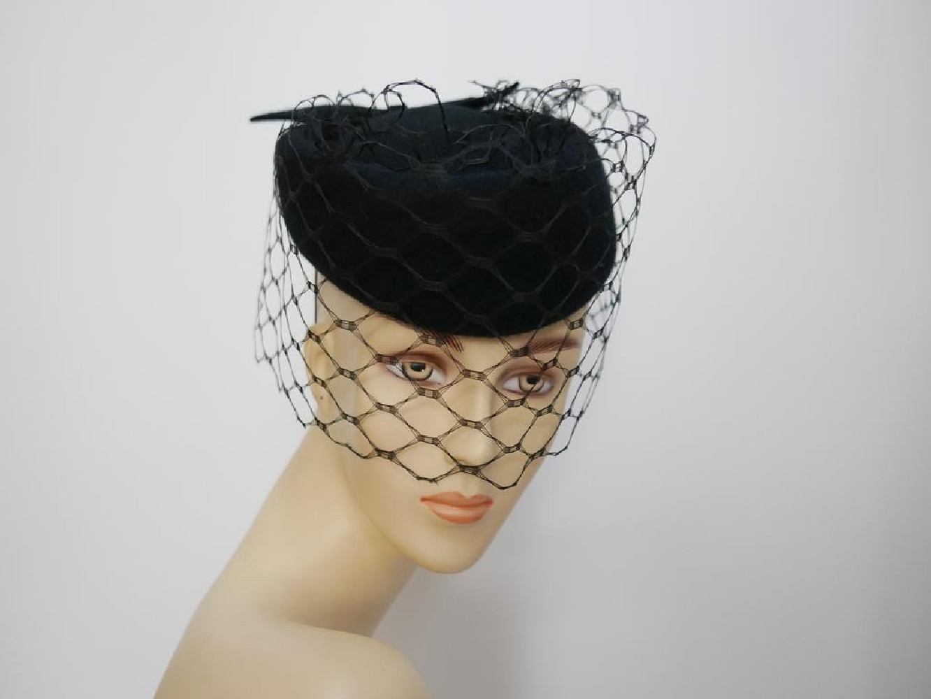 Tonya czarny toczek z woalką na twarz