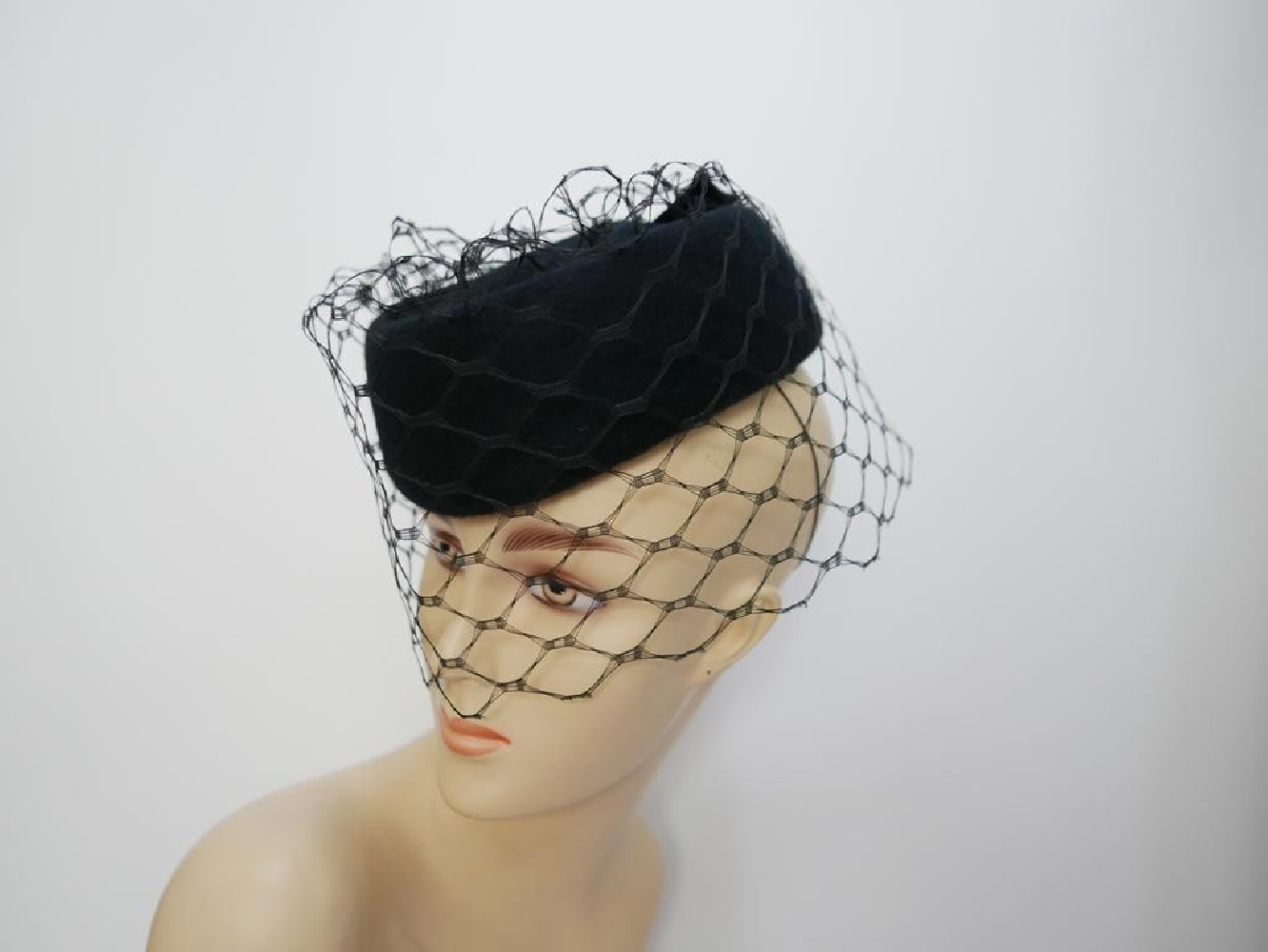 Tonya czarny toczek z woalką na twarz