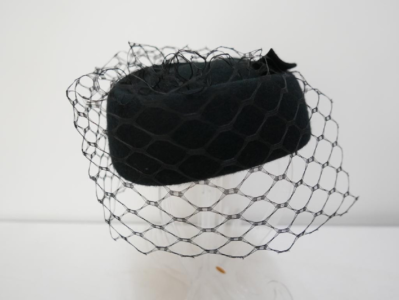 Tonya czarny toczek z woalką na twarz