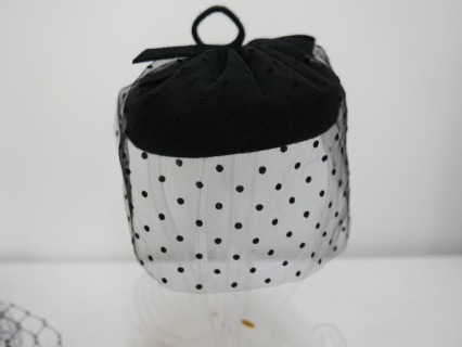 Dominika czarny mini toczek fascynator z woalem w kropeczki