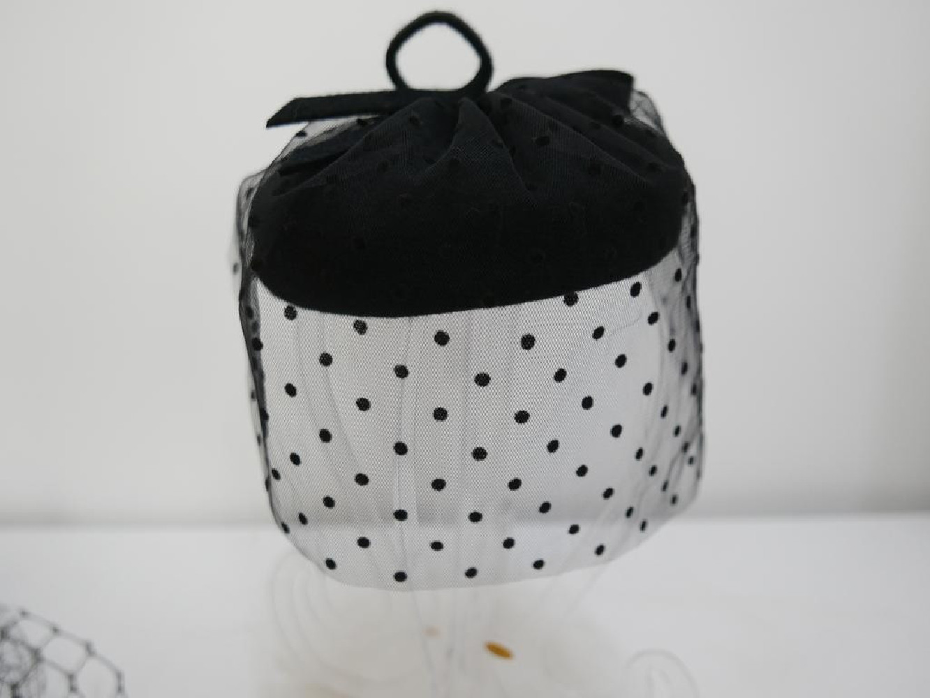 Dominika czarny mini toczek fascynator z woalem w kropeczki