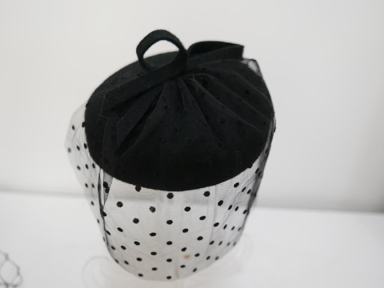 Dominika czarny mini toczek fascynator z woalem w kropeczki
