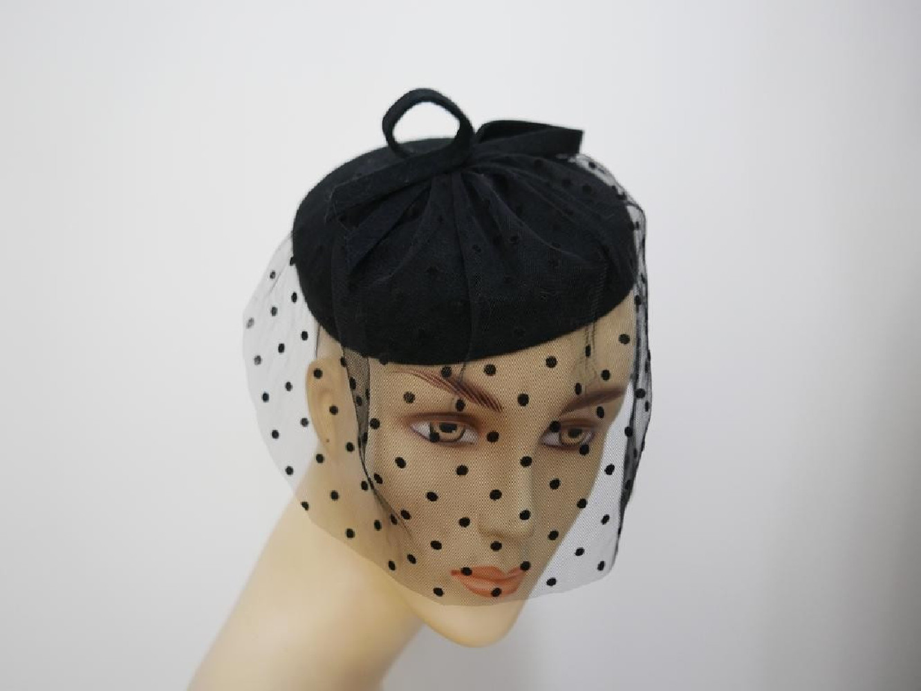 Dominika czarny mini toczek fascynator z woalem w kropeczki