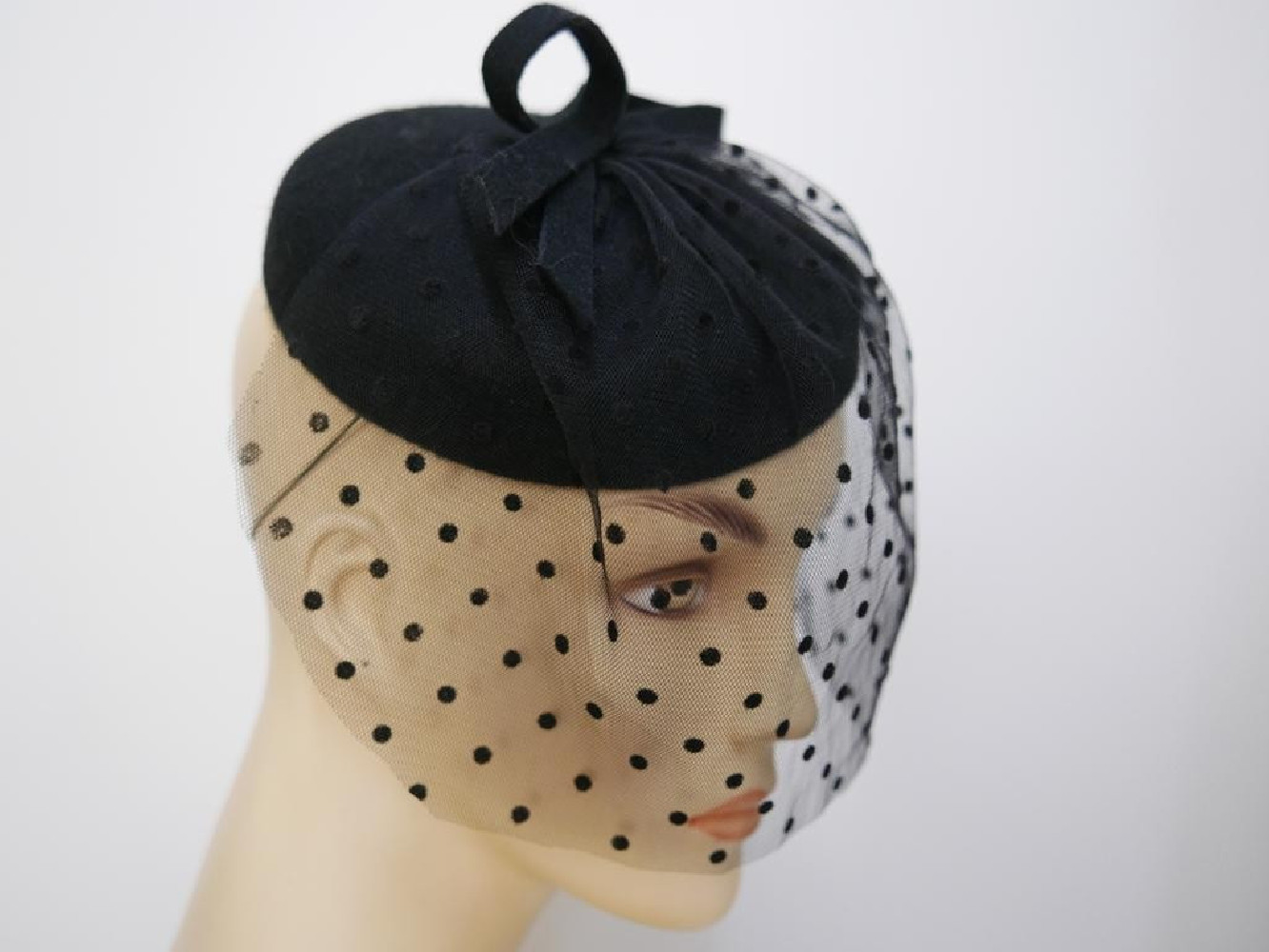 Dominika czarny mini toczek fascynator z woalem w kropeczki