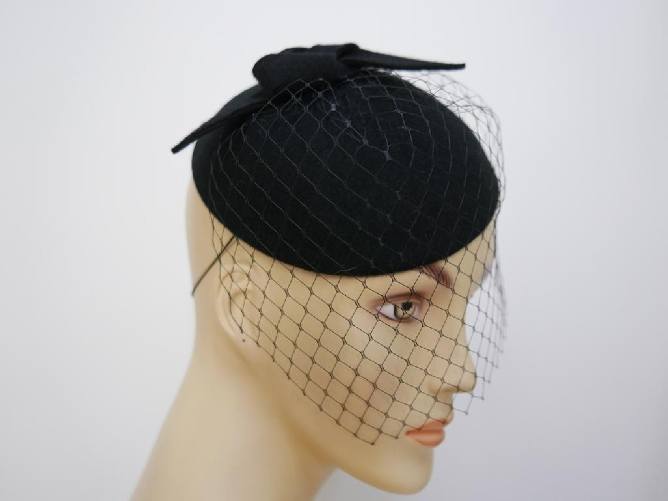 Dominika czarny mini toczek fascynator z woalką