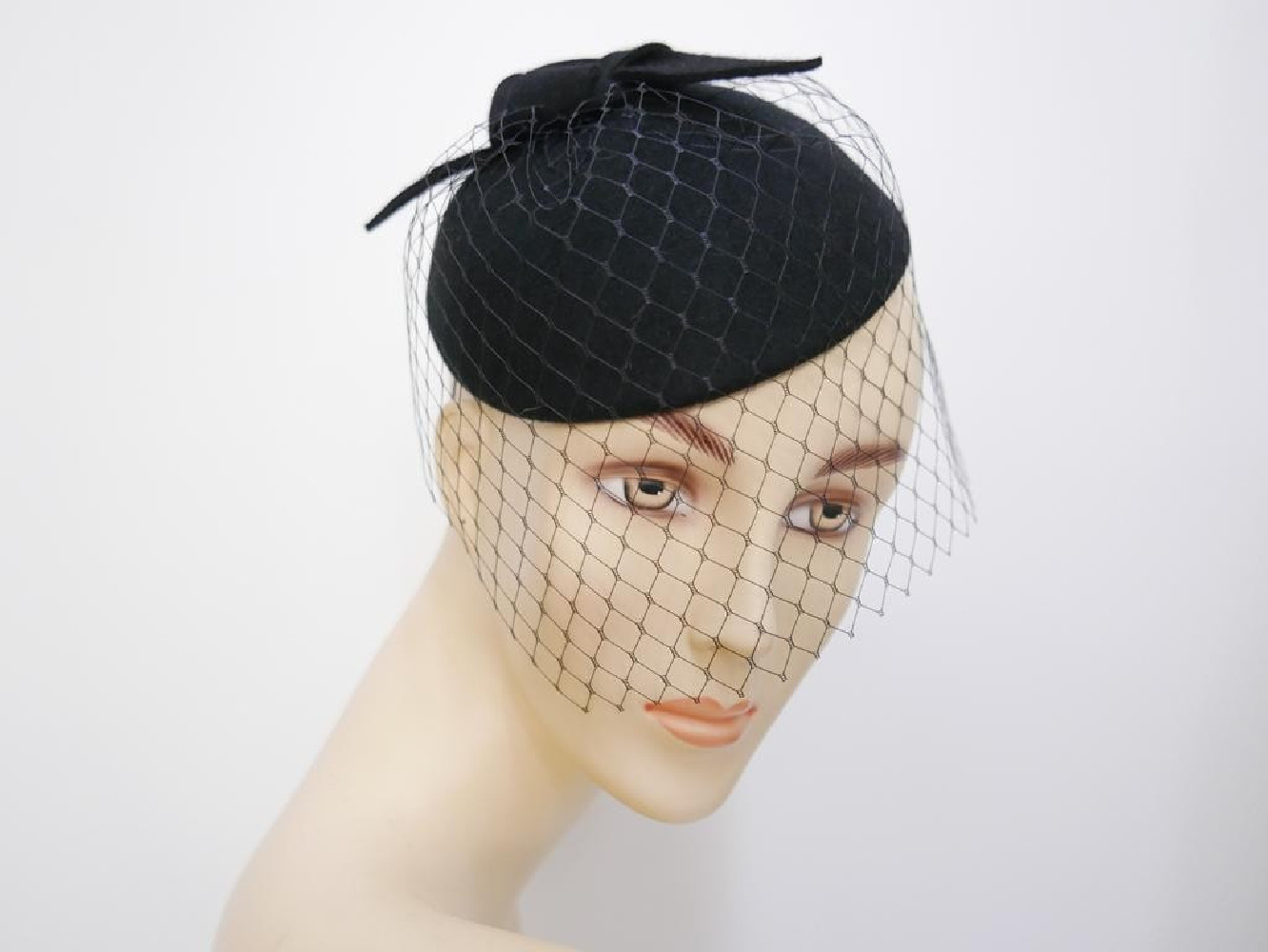 Dominika czarny mini toczek fascynator z woalką