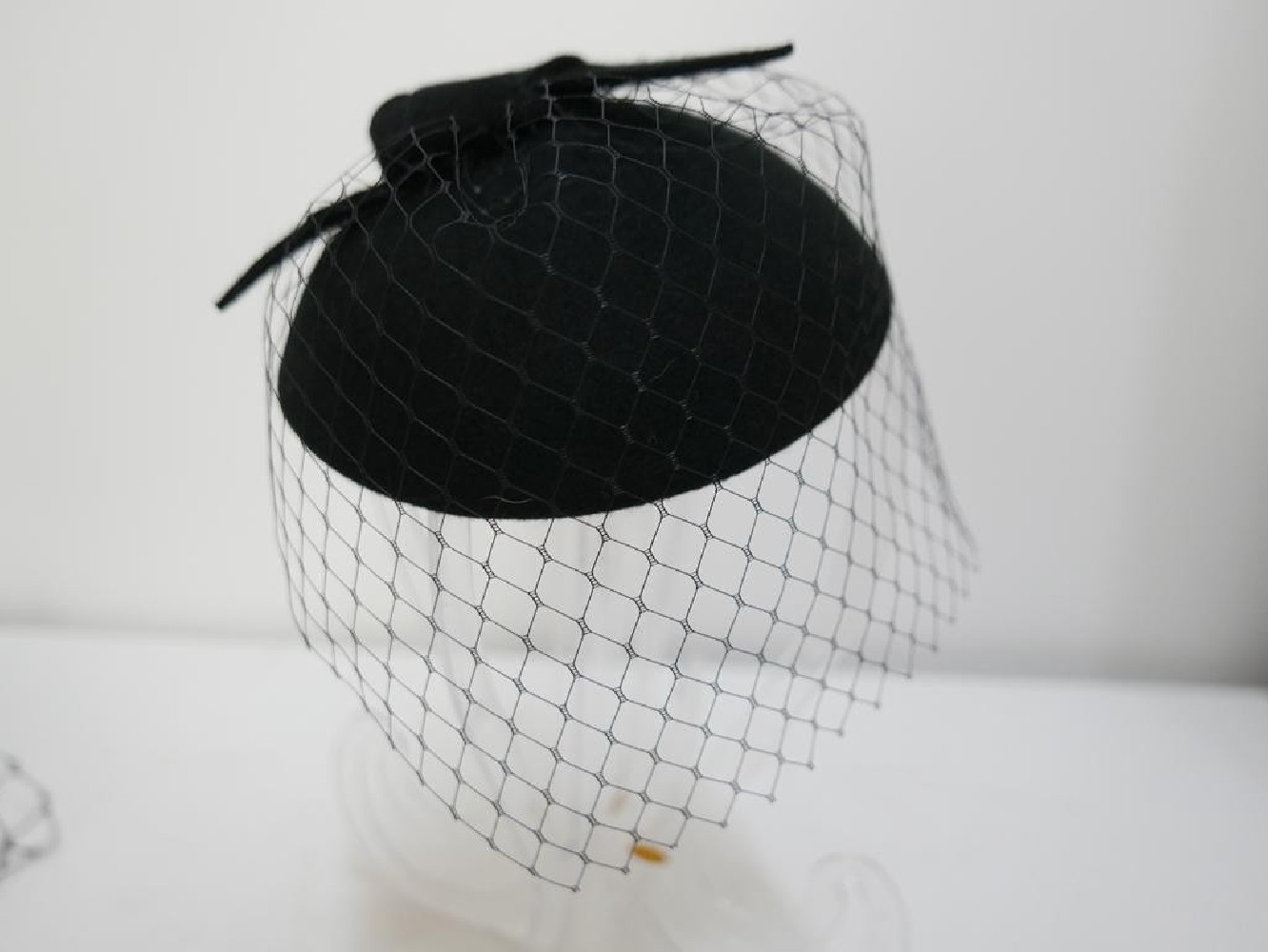 Dominika czarny mini toczek fascynator z woalką