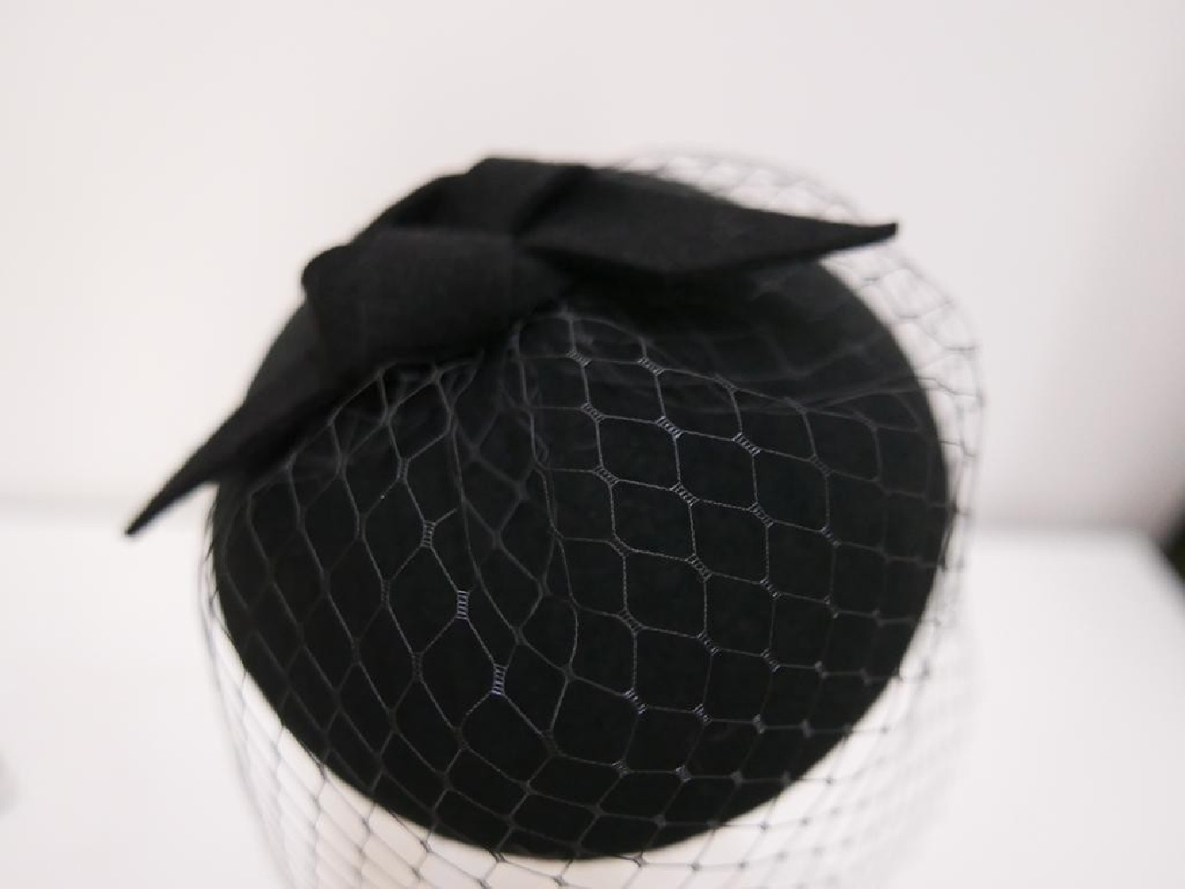 Dominika czarny mini toczek fascynator z woalką