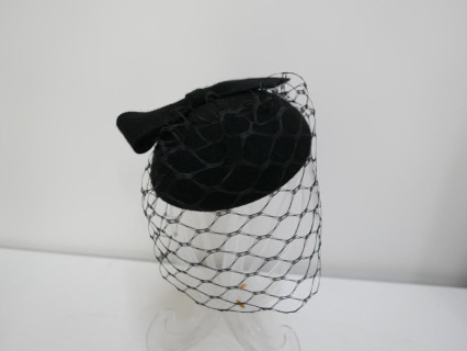 Dominika czarny mini toczek fascynator z woalką