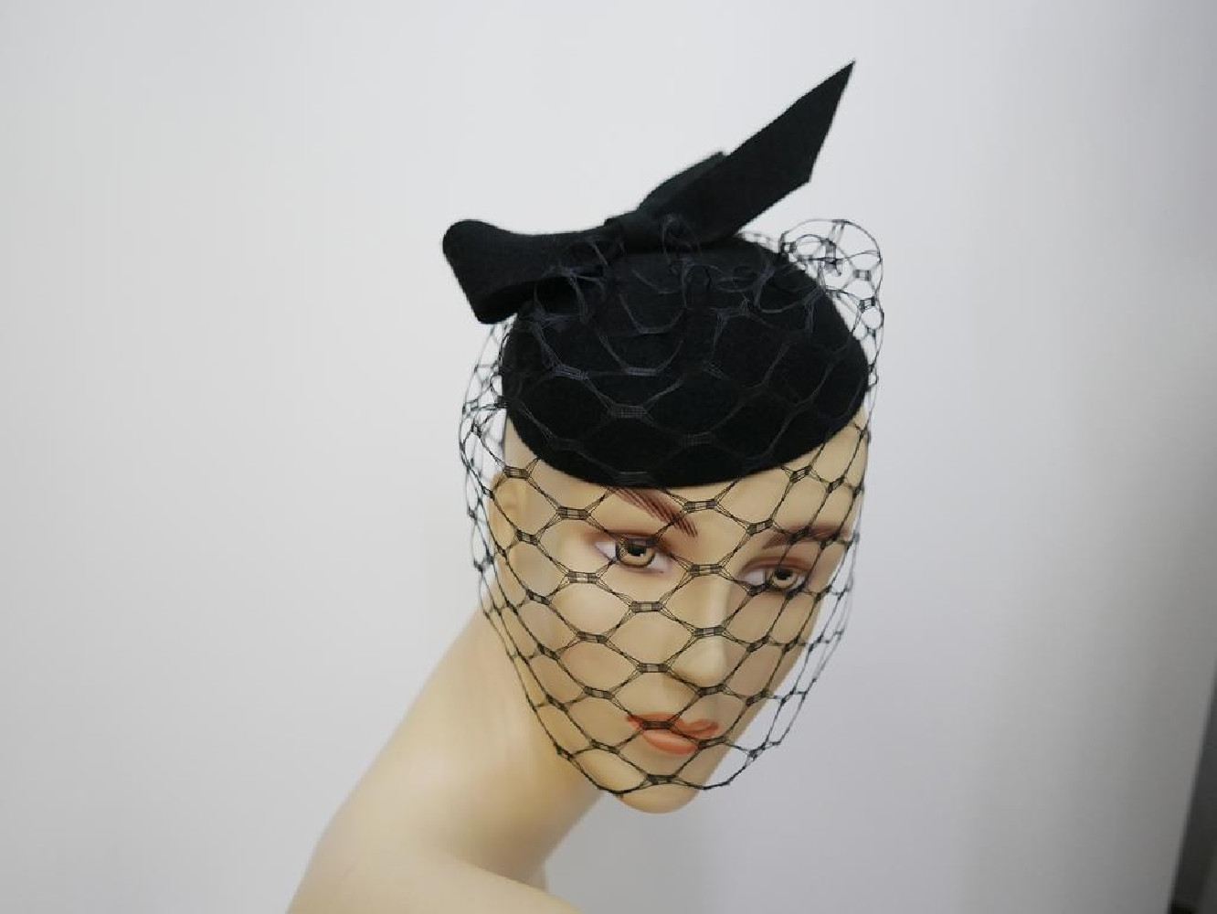 Dominika czarny mini toczek fascynator z woalką