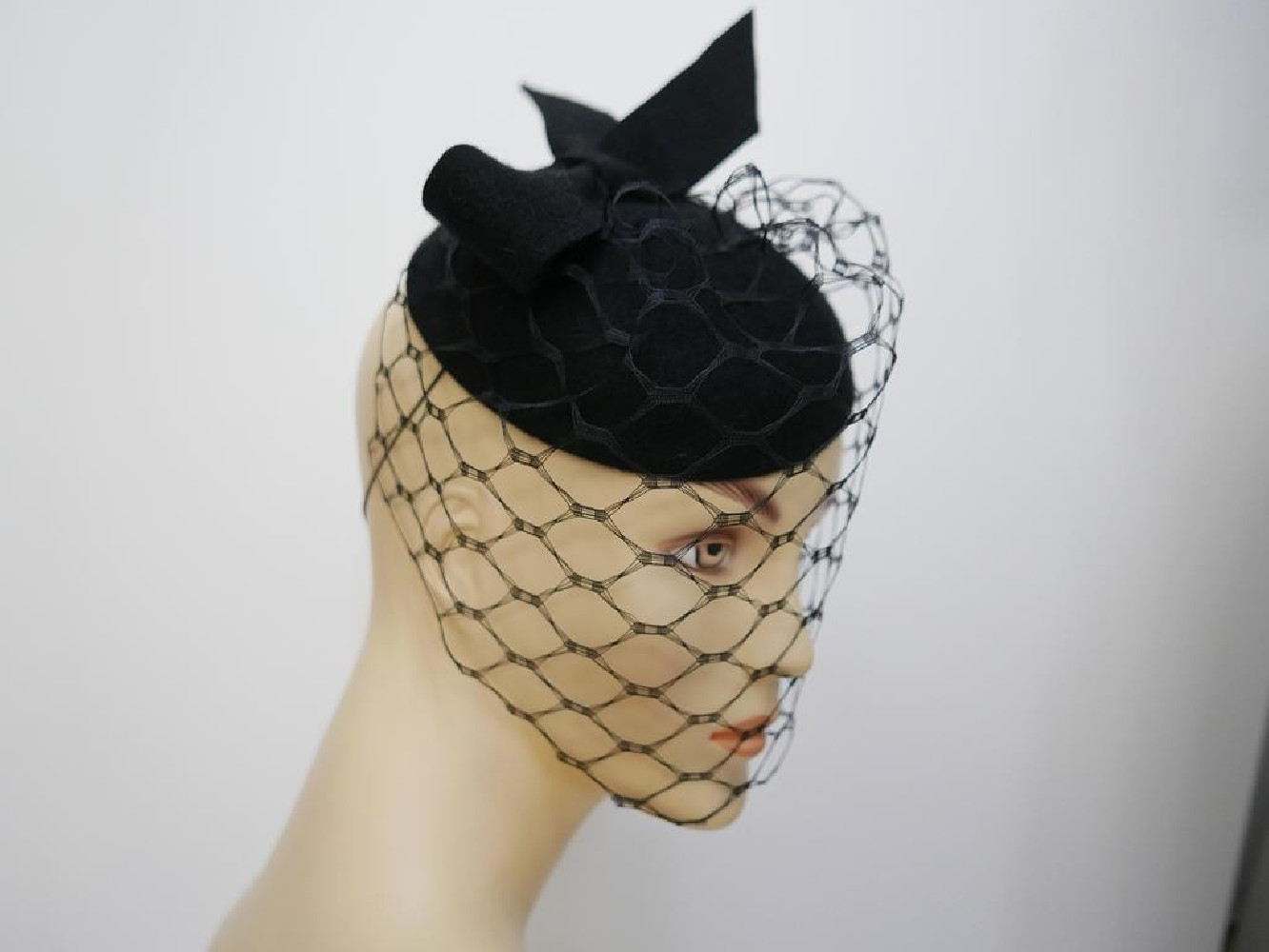 Dominika czarny mini toczek fascynator z woalką