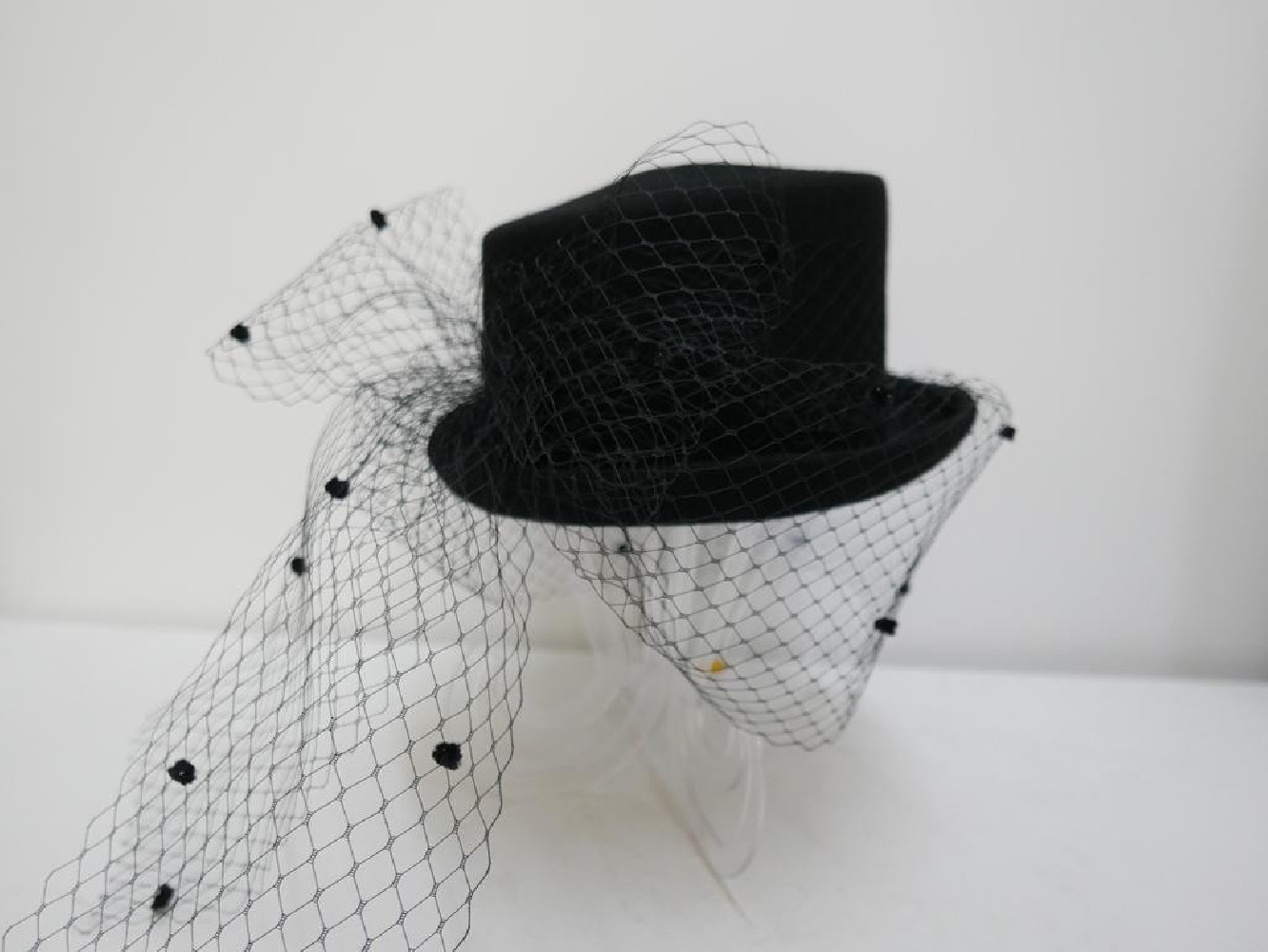 Charlotta damski cylinder z woalką czarny kapelusz filcowy 55-58 cm