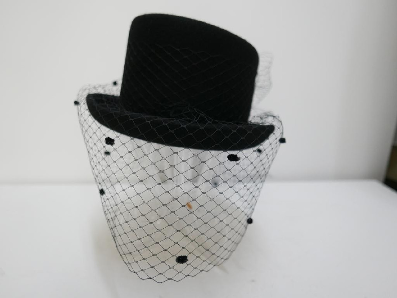 Charlotta damski cylinder z woalką czarny kapelusz filcowy 55-58 cm