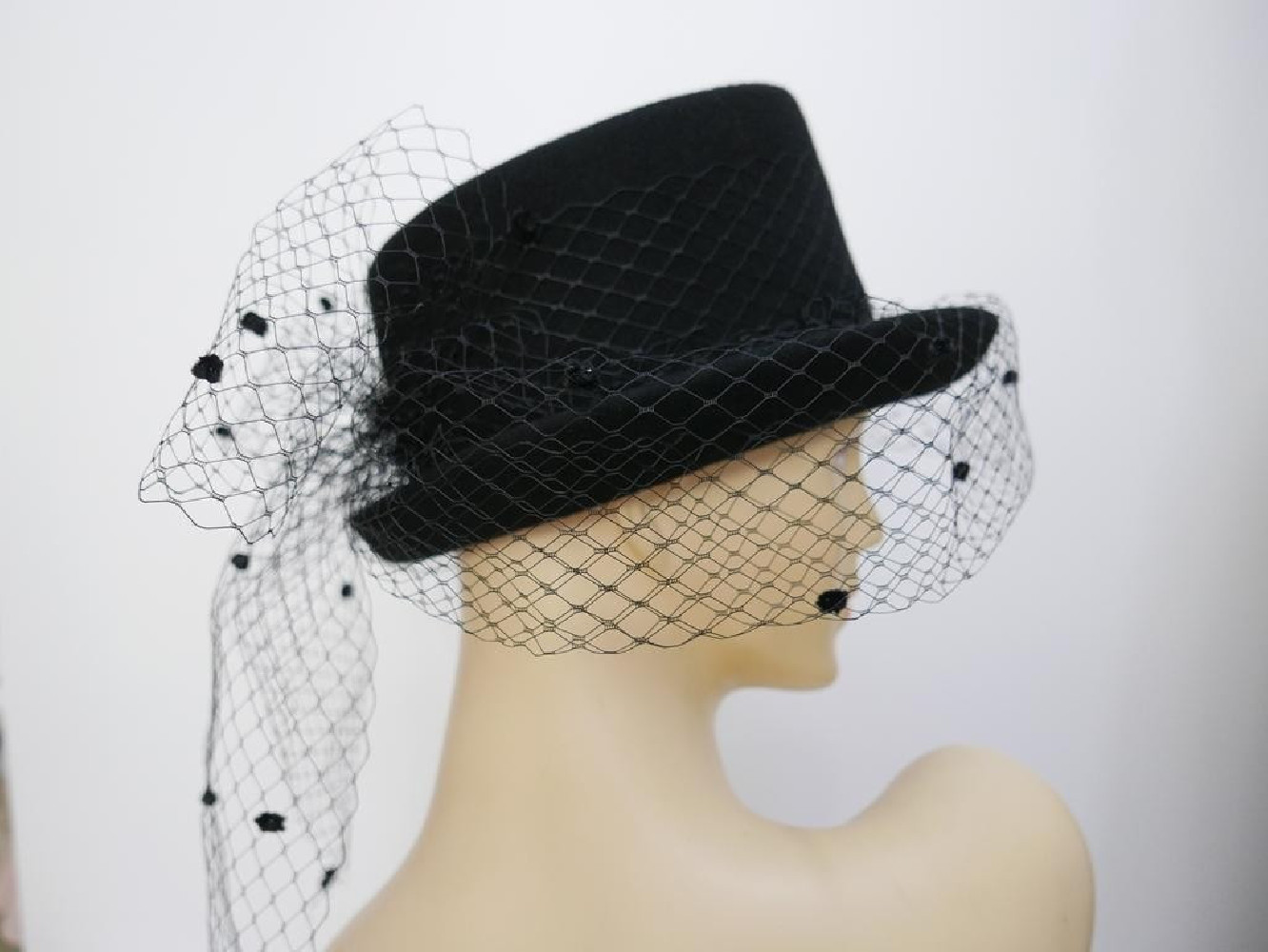 Charlotta damski cylinder z woalką czarny kapelusz filcowy 55-58 cm