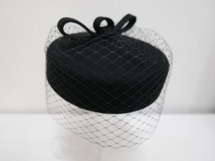 Pastylka -czarny toczek filcowy z woalką