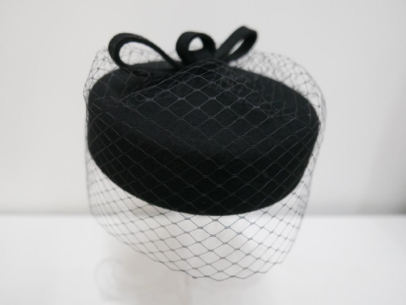 Pastylka -czarny toczek filcowy z woalką