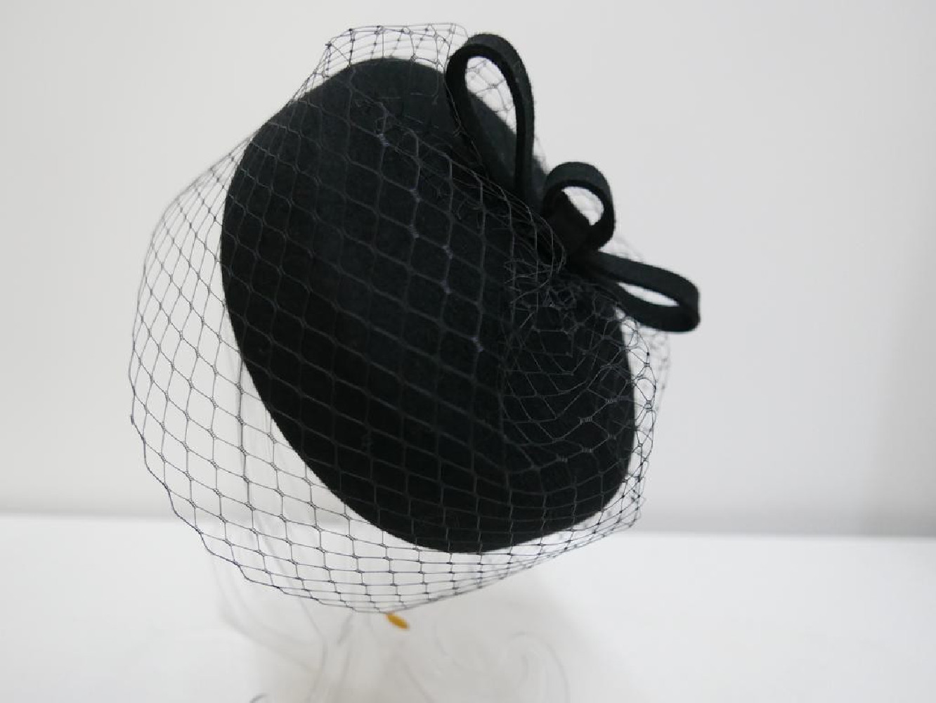 Pastylka -czarny toczek filcowy z woalką