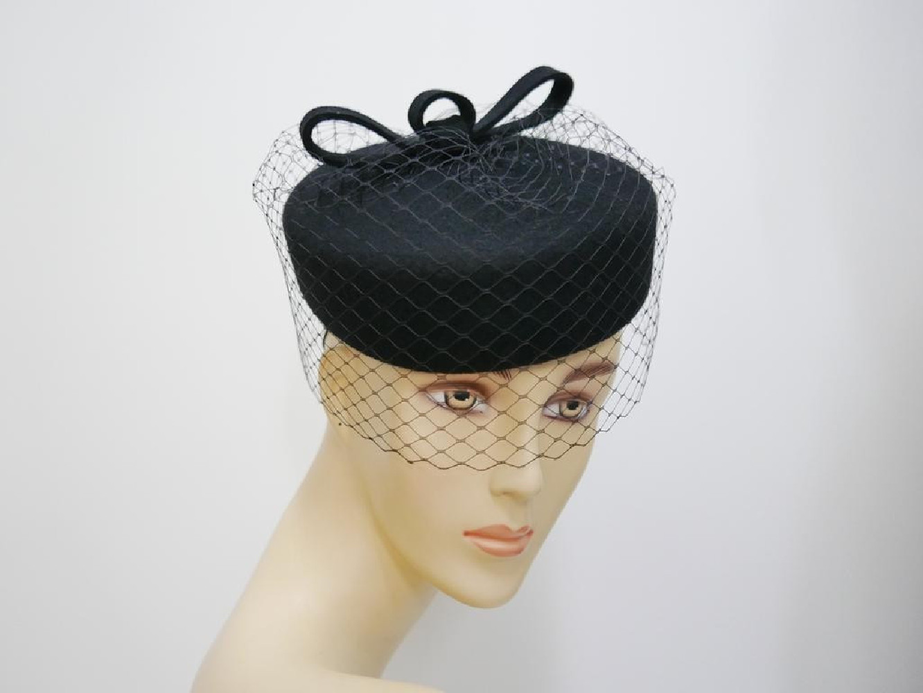 Pastylka -czarny toczek filcowy z woalką