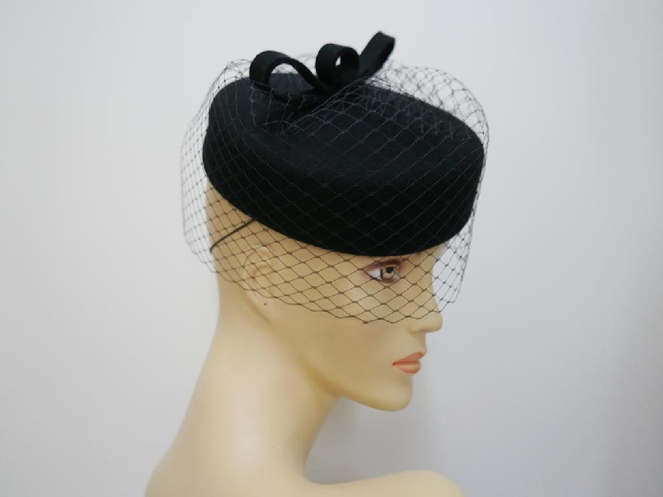 Pastylka -czarny toczek filcowy z woalką