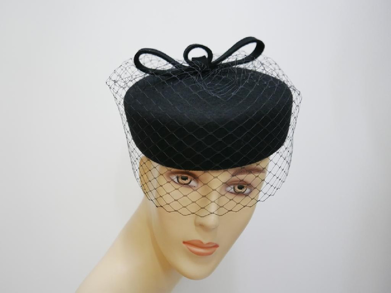 Pastylka -czarny toczek filcowy z woalką