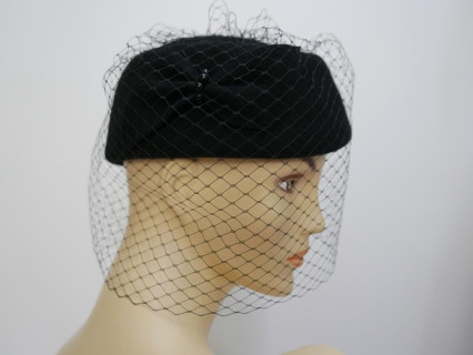 Tallina czarny  toczek filcowy  z woalką 54-57 cm