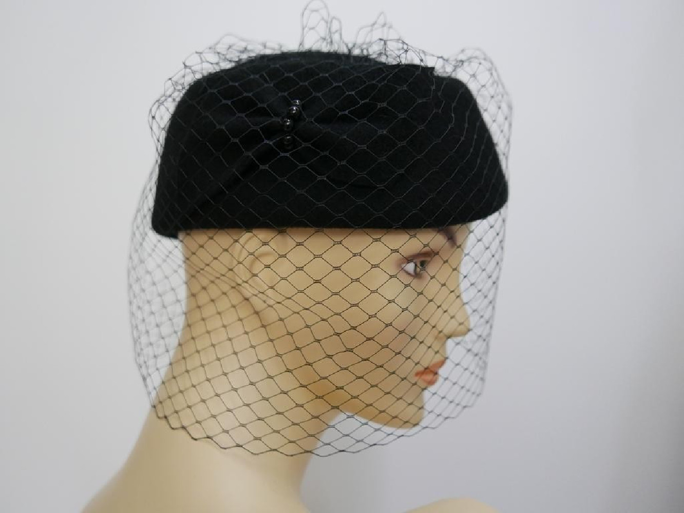 Tallina czarny  toczek filcowy  z woalką 54-57 cm