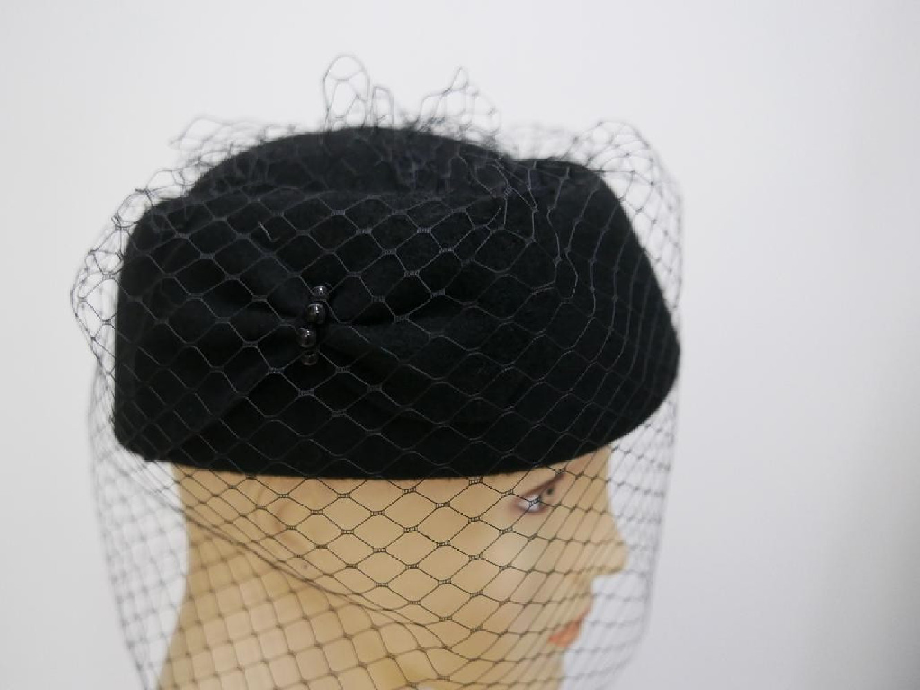 Tallina czarny  toczek filcowy  z woalką 54-57 cm