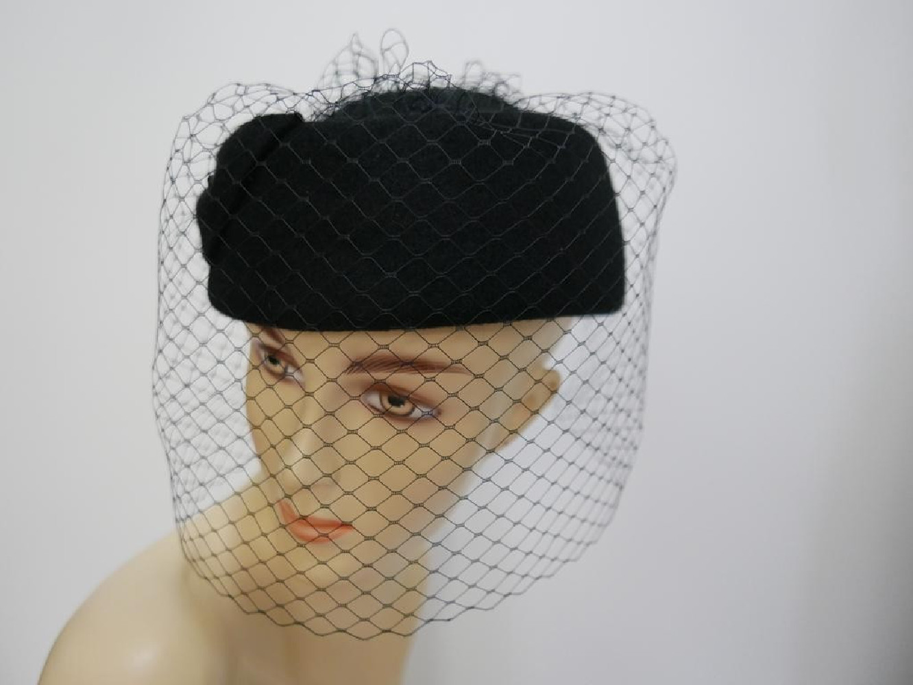 Tallina czarny  toczek filcowy  z woalką 54-57 cm