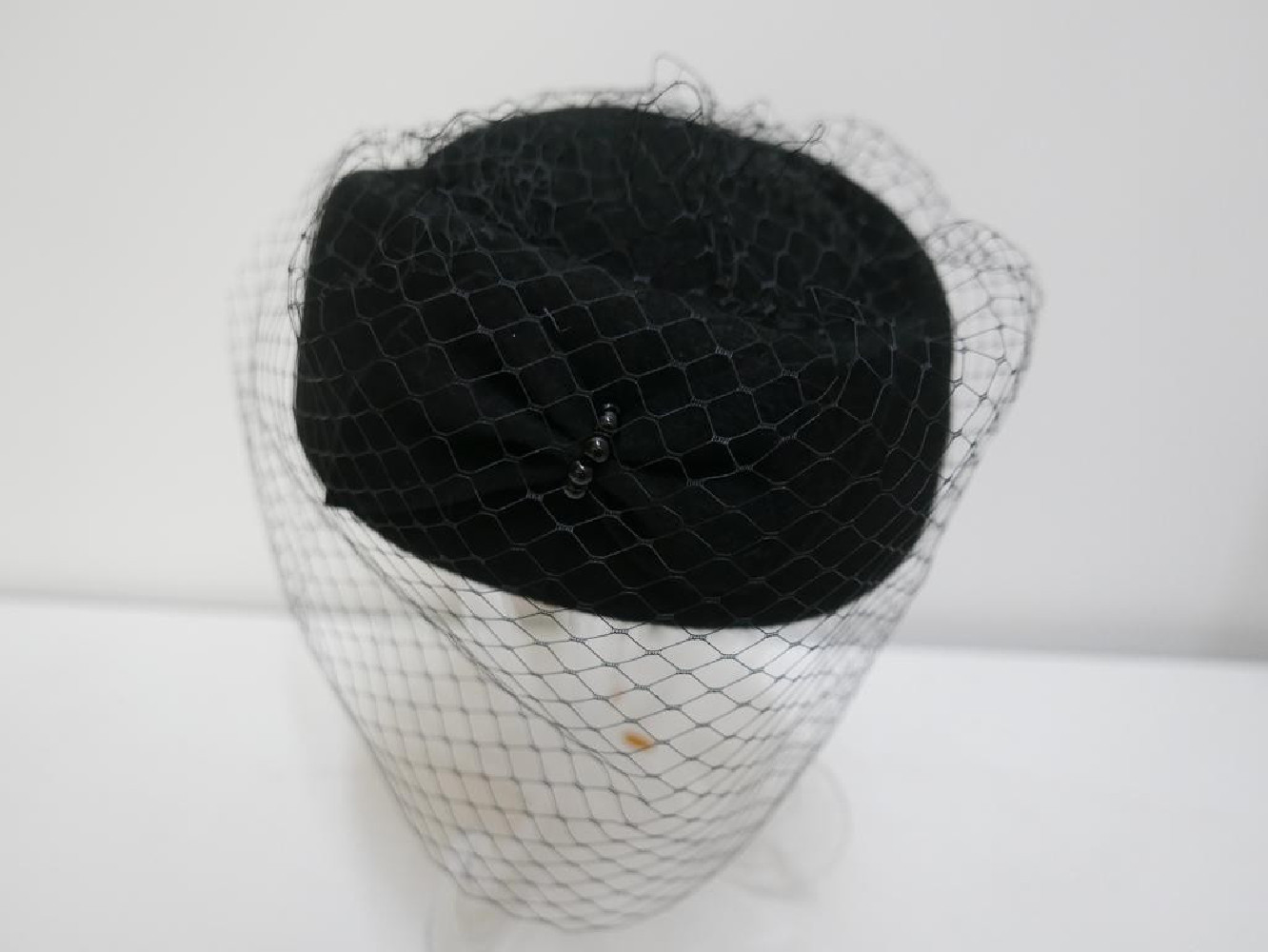 Tallina czarny  toczek filcowy  z woalką 54-57 cm