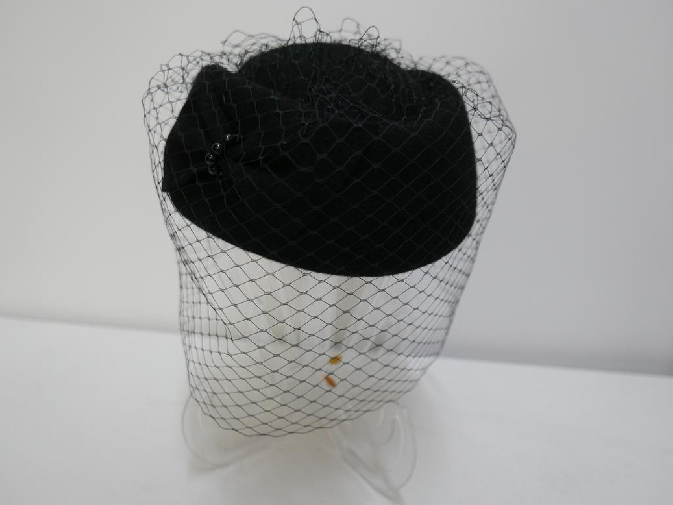 Tallina czarny  toczek filcowy  z woalką 54-57 cm