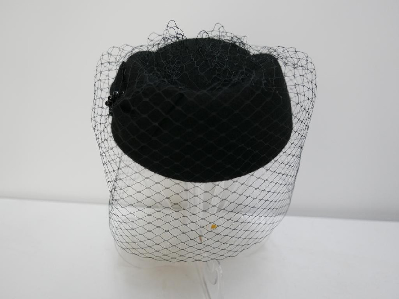 Tallina czarny  toczek filcowy  z woalką 54-57 cm