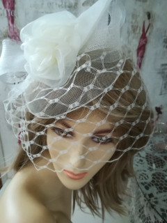 Kremowy fascynator z krynoliny z woalką vintage