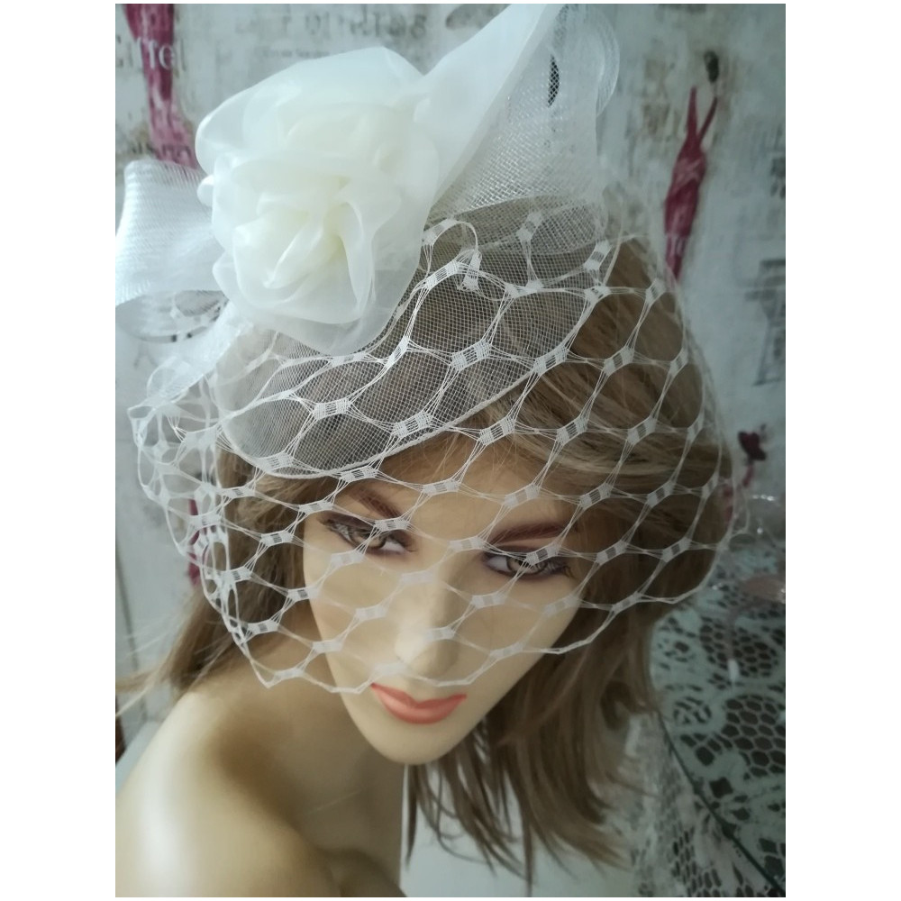 Kremowy fascynator z krynoliny z woalką vintage