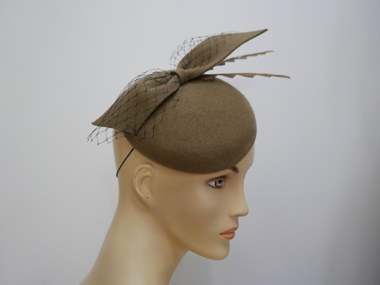 Beżowy mini toczek fascynator filcowy