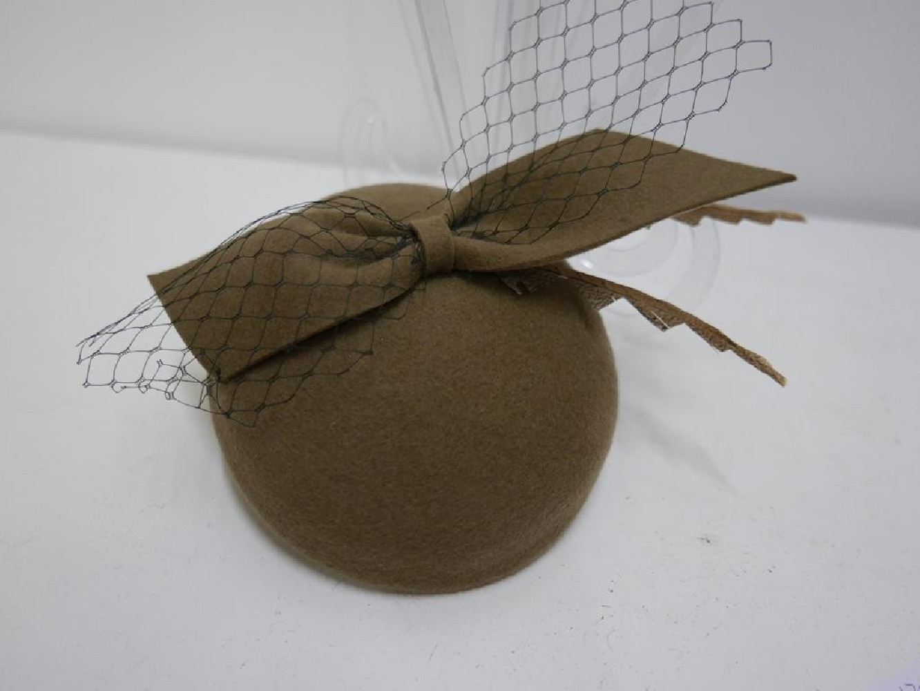 Beżowy mini toczek fascynator filcowy