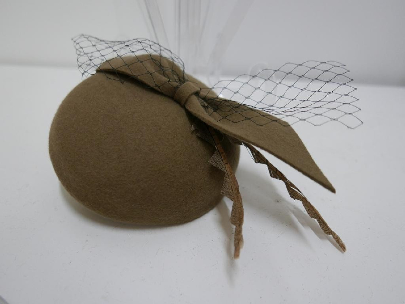 Beżowy mini toczek fascynator filcowy