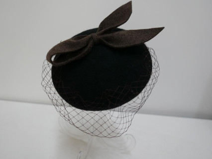 Ismena- mini toczek filcowy czarno brązowy z woalką