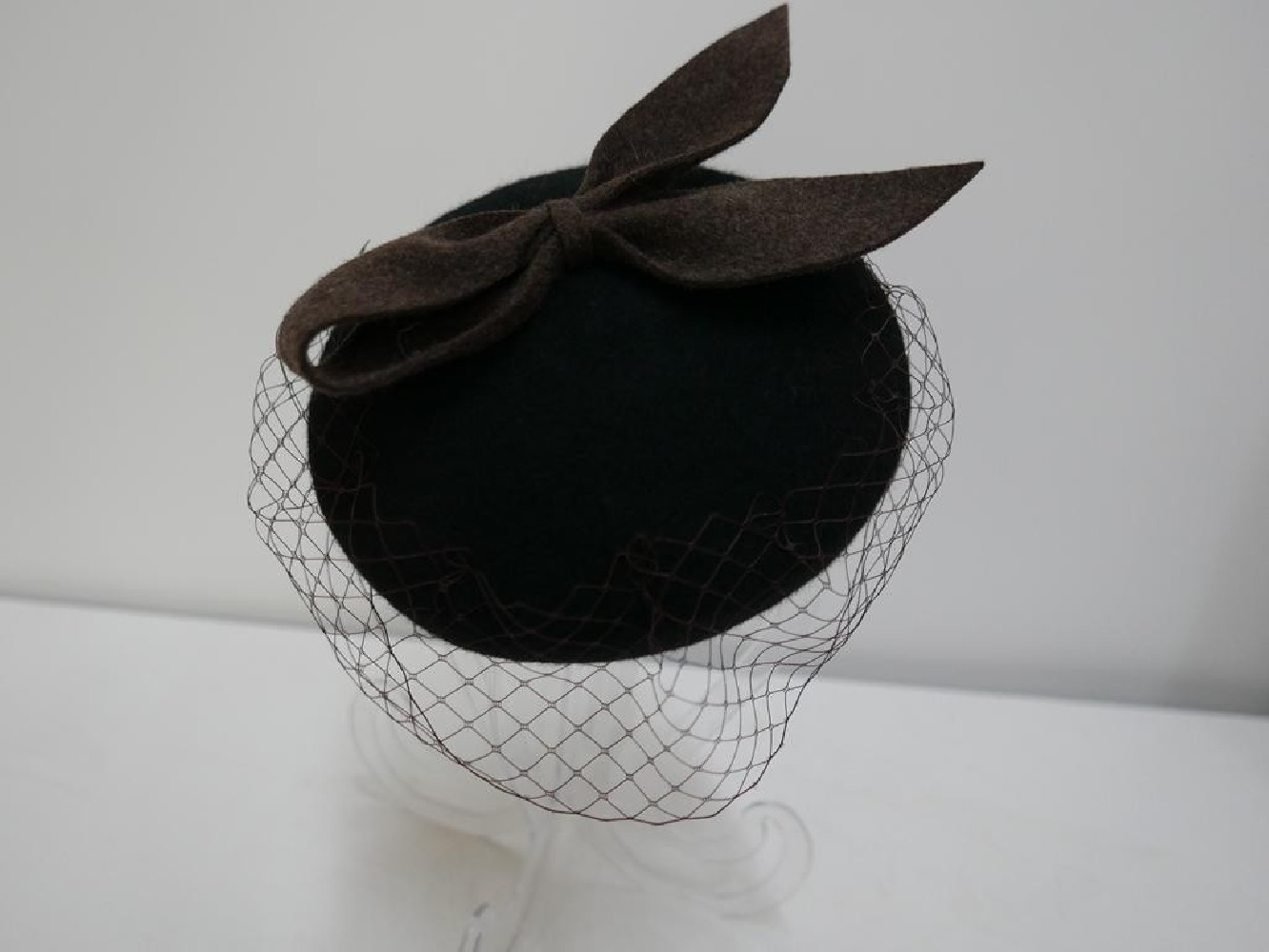 Ismena- mini toczek filcowy czarno brązowy z woalką