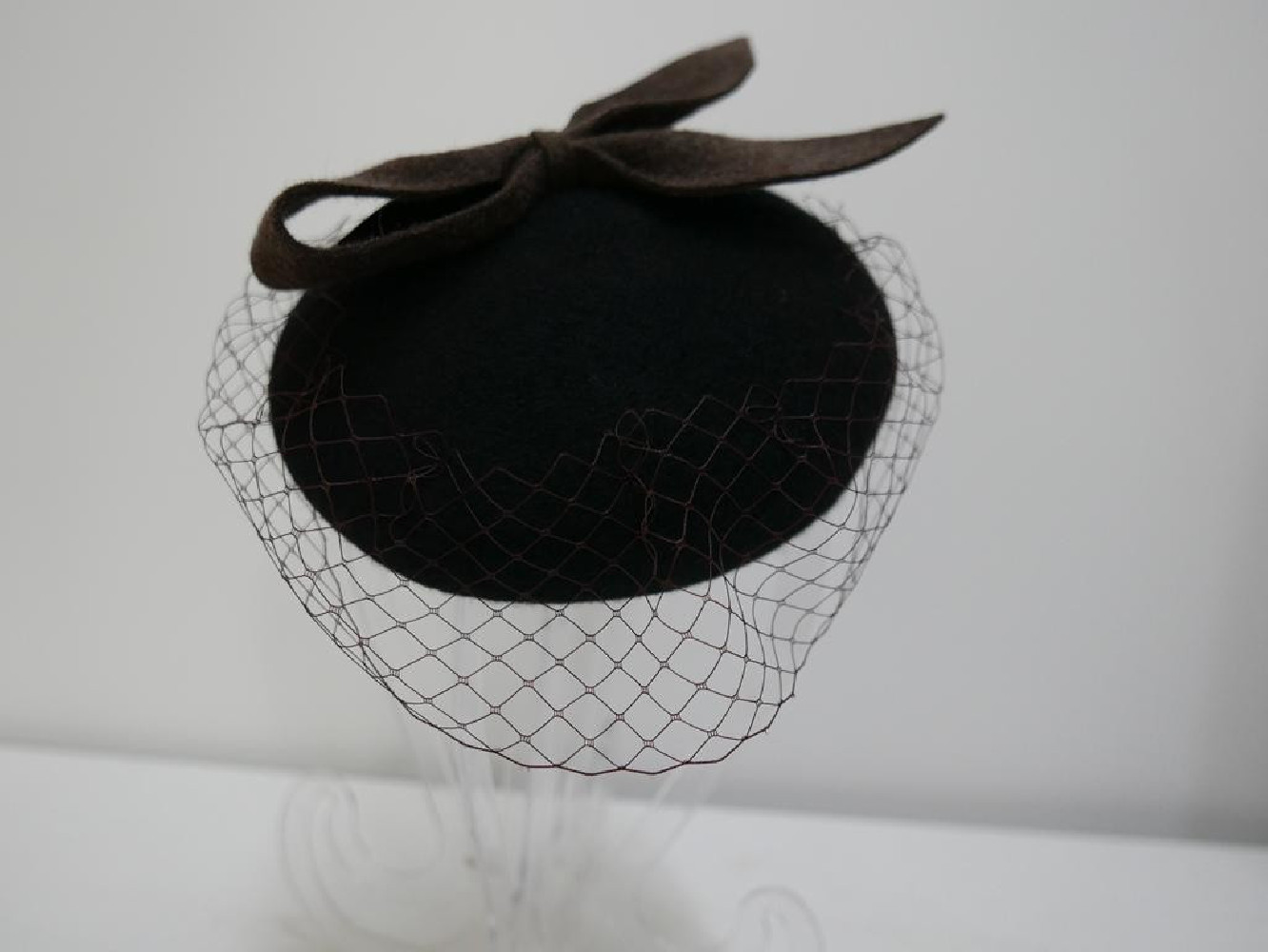 Ismena- mini toczek filcowy czarno brązowy z woalką