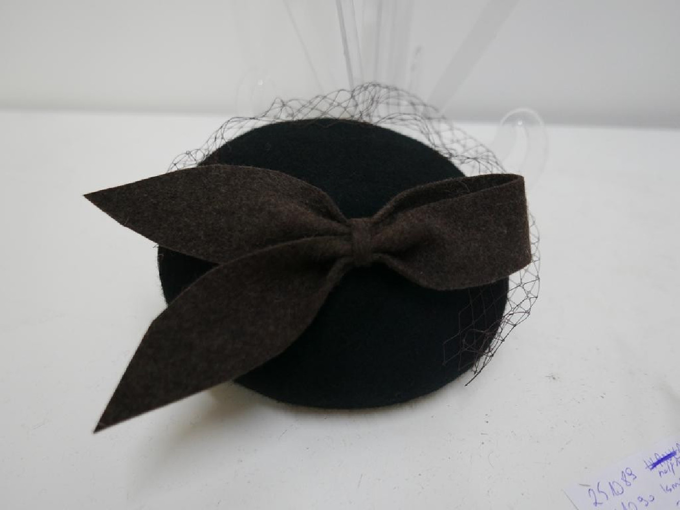 Ismena- mini toczek filcowy czarno brązowy z woalką