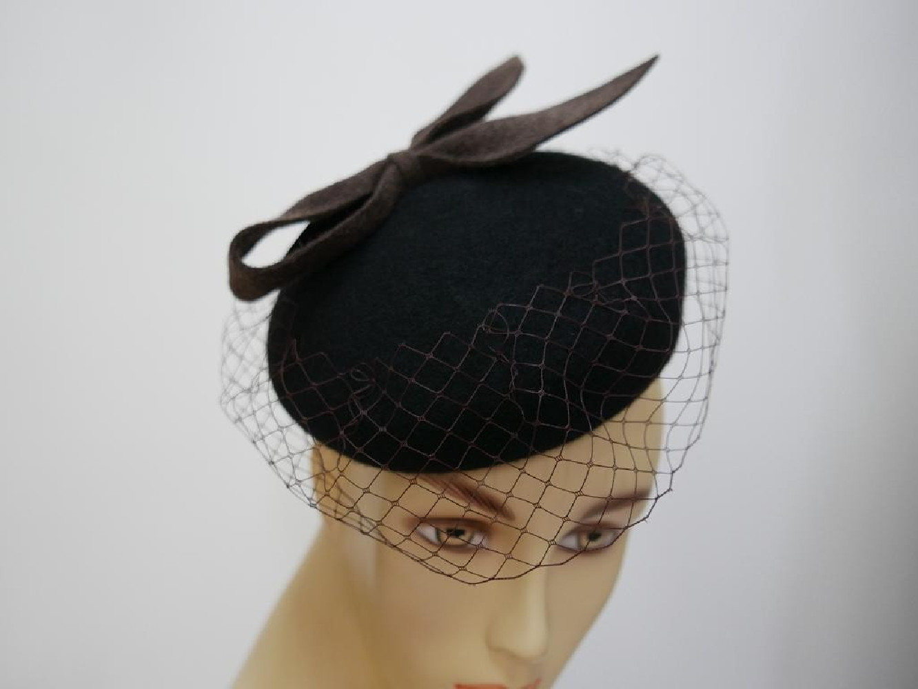 Ismena- mini toczek filcowy czarno brązowy z woalką