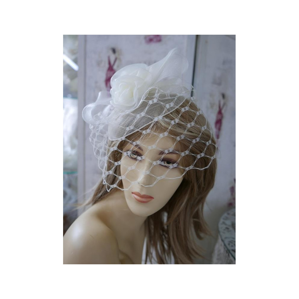 Kremowy fascynator z krynoliny z woalką vintage